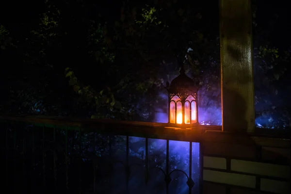 Retro Laterne Der Nacht Schöne Bunte Leuchtlampe Auf Dem Balkon — Stockfoto