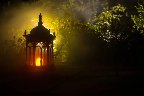 Lanterna Stile Retrò Notte Bella Lampada Colorata Illuminata Sul Balcone — Foto Stock