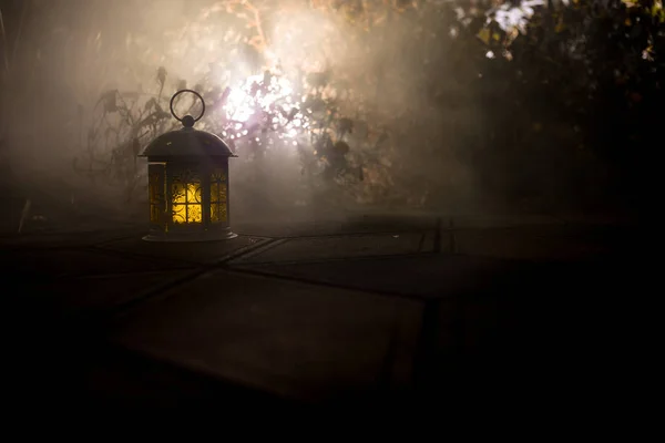 Ліхтар Стилі Ретро Вночі Красива Барвиста Освітлена Лампа Балконі Саду — стокове фото