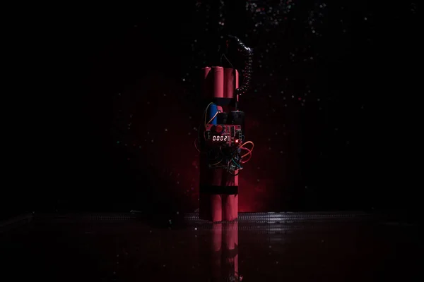 暗い背景に時限爆弾のイメージ 暗闇の中 イメージ シャフト光に照らされた爆発するカウント ダウン タイマー — ストック写真
