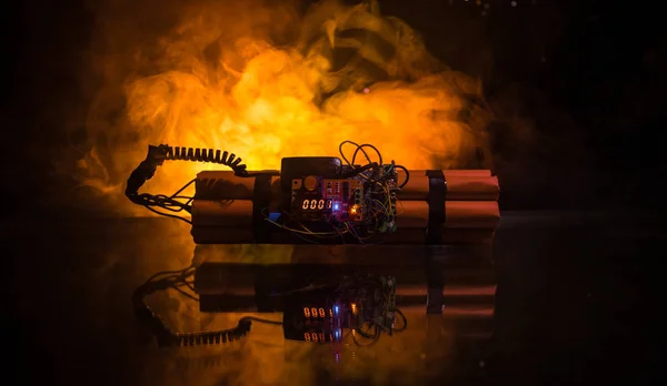 Imagem Uma Bomba Relógio Contra Fundo Escuro Temporizador Contando Até — Fotografia de Stock