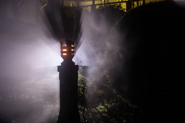 Bella Lampada Colorata Illuminata Giardino Nella Notte Nebbiosa Lanterna Stile — Foto Stock