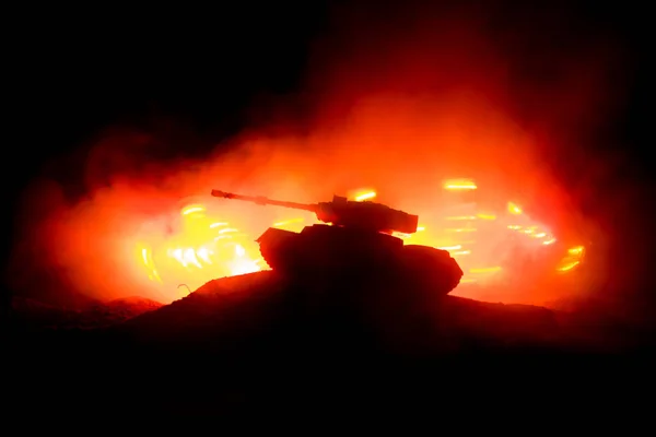 Conceito Guerra Silhueta Tanque Blindado Abaixo Céu Fogo Nebuloso Noite — Fotografia de Stock