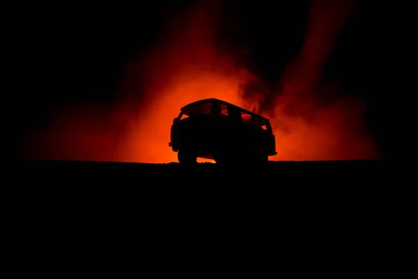 Terenówka Jeep Sylwetkę Tle Ciemnego Nieba Mglisty Stonowanych Samochód Światła — Zdjęcie stockowe