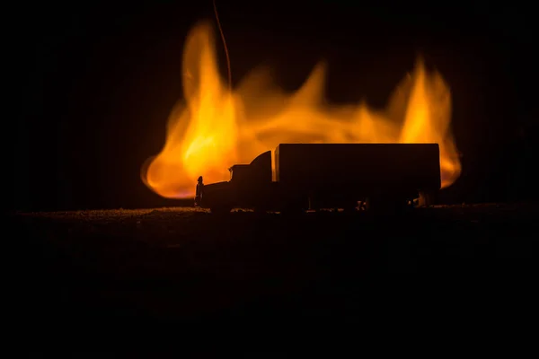 Gran Camión Vagón Paseos Carretera Fuera Ciudad Por Noche Con —  Fotos de Stock