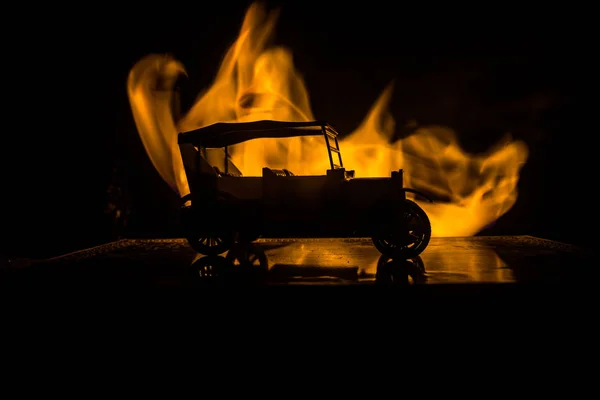 Силует Старовинного Старовинного Автомобіля Темному Туманному Тонованому Тлі Сяючими Вогнями — стокове фото
