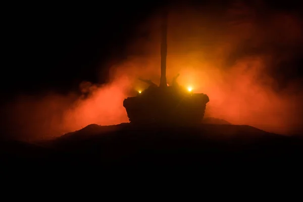 Háború Fogalmát Páncélozott Tartály Sziluettjét Alatt Ködös Tűz Éjszaka Támadás — Stock Fotó