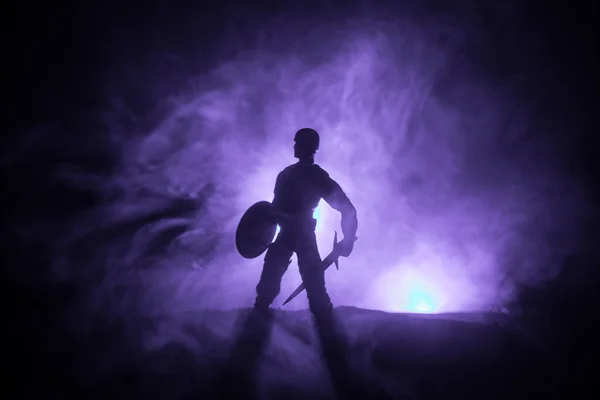 Средневековая Сцена Боя Силуэт Воина Темном Туманном Фоне Ночная Сцена — стоковое фото