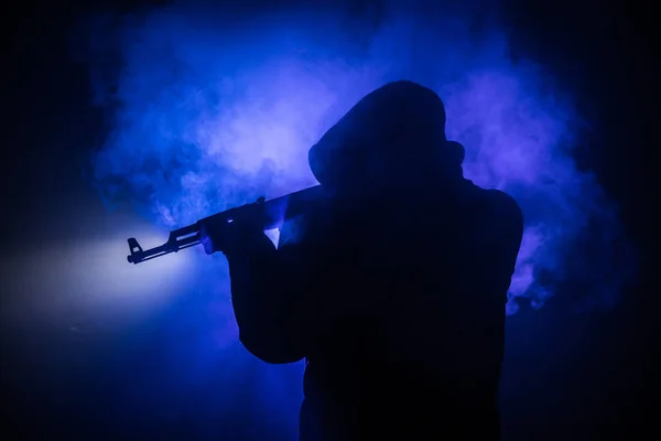 Silhouet Van Man Met Assault Rifle Klaar Vallen Donker Getinte — Stockfoto