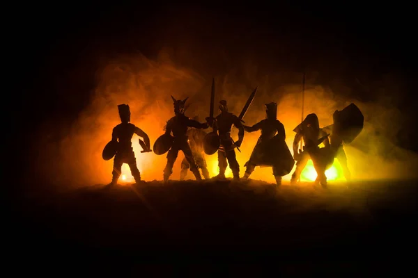 中世纪的战斗场景 数字的剪影作为分开的对象 战斗战士之间在黑暗的调子雾蒙蒙的背景 选择性对焦 — 图库照片