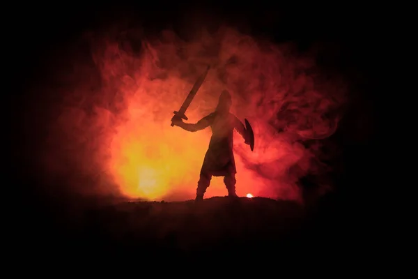 Mittelalterliche Schlachtszene Silhouette Eines Kriegers Auf Dunkel Getöntem Nebeligen Hintergrund — Stockfoto