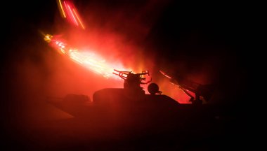 Deniz savaşı sahnesi. Karanlık sisli arka planda askeri savaş gemisinin silueti. Patlama ve yangın ile dramatik bir savaş sahnesi. Seçici odak