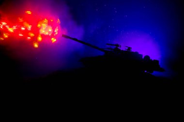 Savaş kavramı. Zırhlı Tank siluet aşağıda sisli yangın gökyüzü gece. Saldırı sahne. Oyuncak dekorasyon. Seçici odak