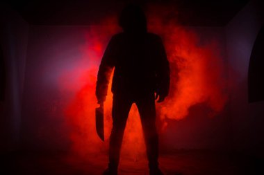 Tehlikeli bir kukuletalı adam karanlıkta duran ve elinde bir bıçak. Yüz görülemez. Suç kavramı yapılıyor