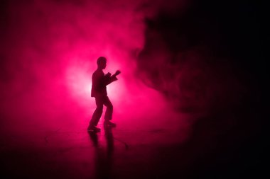 Karate sporcular sahne mücadele. Karakter karate. Şekil sanat dekorasyon poz. Spor Scramble veya karate ışık ile dekore edilmiş sisli arka plan üzerinde pratik adam.