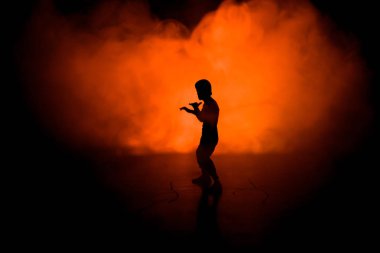 Karate sporcular sahne mücadele. Karakter karate. Şekil sanat dekorasyon poz. Spor Scramble veya karate ışık ile dekore edilmiş sisli arka plan üzerinde pratik adam.