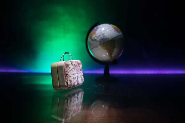 暑假的概念 背景中有飞机的旅客手提箱 为您的文本提供空白空间的艺术品桌装饰 专注于手提箱 — 图库照片