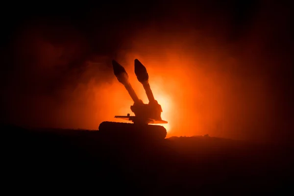 火雲とロケット打ち上げ ロケット ミサイル弾頭を目指した暗い空と夜との戦闘シーン 戦争の背景にロケット 選択と集中 — ストック写真