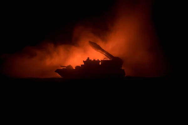 海の戦いのシーン 暗い霧の中での軍事戦争船のシルエットを背景に空のトーン 爆発と装飾としての火災と劇的な戦争シーン 選択的焦点 — ストック写真