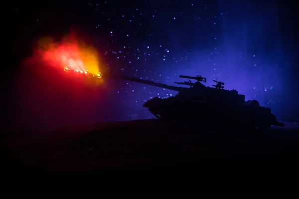 戦争の概念 装甲タンク シルエット下霧火夜空 攻撃シーン おもちゃの装飾 選択と集中 — ストック写真
