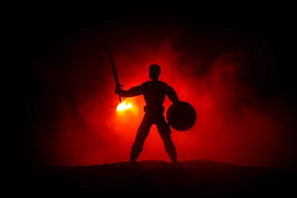 Középkori Harci Jelenet Sziluettjét Harcos Sötét Tónusú Ködös Háttér Éjszakai — Stock Fotó