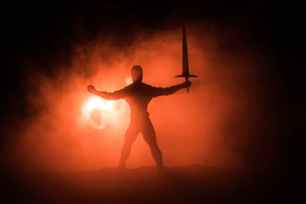 中世纪的战斗场景 战士的剪影在黑暗的调子雾蒙蒙的背景 选择性对焦 — 图库照片