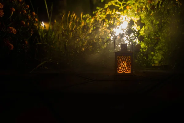 Ρετρό Στυλ Φανάρι Βράδυ Όμορφο Πολύχρωμο Φωτιζόμενο Λάμπα Στο Μπαλκόνι — Φωτογραφία Αρχείου
