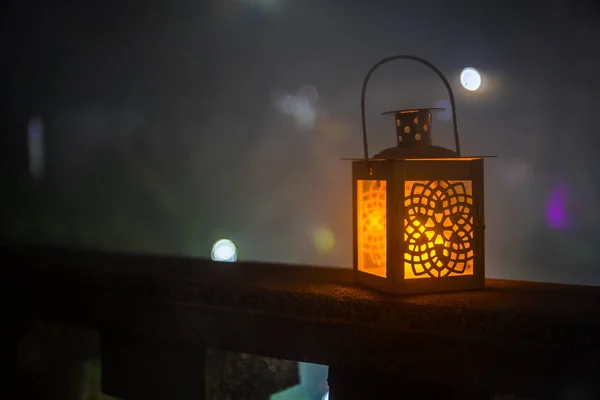 复古风格的灯笼在晚上 花园的阳台上有美丽多彩的照明灯 选择性对焦 — 图库照片