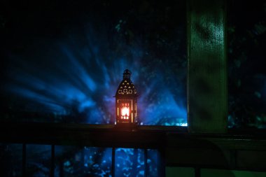Retro tarzı fener gece. Güzel renkli bahçe balkon lamba yanar. Seçici odak