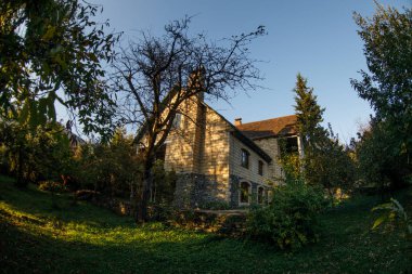 Güzel manzara köy evi sonbahar, Azerbaycan kırsal sırasında orman ağaçları ile