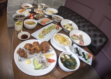 Japon gıda içinde birçok tabak. Japonya masasına Doğu dekorasyonu ile geleneksel yemek. Seçici odak