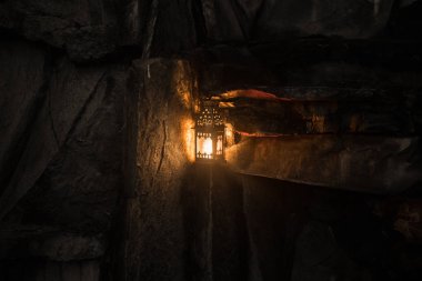 Güzel renkli bahçe lambası gece ışıklı. Retro tarzı fener gece açık. Seçici odak