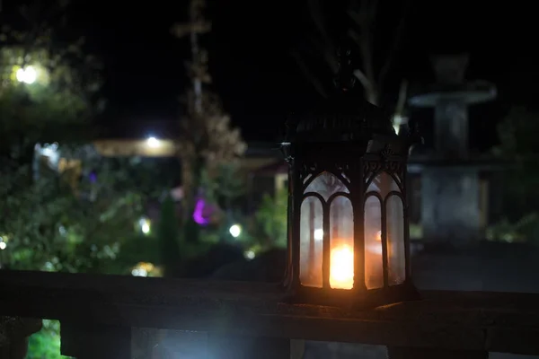 复古风格的灯笼在晚上 花园的阳台上有美丽多彩的照明灯 选择性对焦 — 图库照片