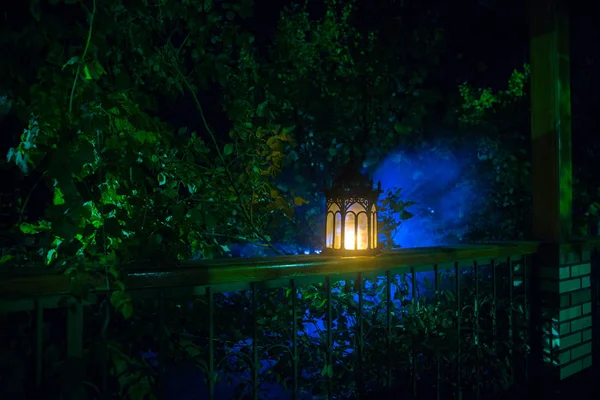 Lanterna Stile Retrò Notte Bella Lampada Colorata Illuminata Sul Balcone — Foto Stock