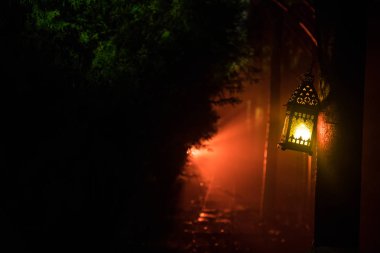 Güzel renkli bahçe lambası gece ışıklı. Retro tarzı fener gece açık. Seçici odak