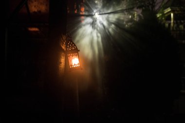 Güzel renkli bahçe lambası gece ışıklı. Retro tarzı fener gece açık. Seçici odak