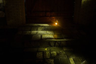 Güzel renkli bahçe lambası gece ışıklı. Retro tarzı fener gece açık. Seçici odak