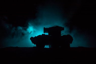 Savaş kavramı. Zırhlı Tank siluet aşağıda sisli yangın gökyüzü gece. Saldırı sahne. Oyuncak dekorasyon. Seçici odak