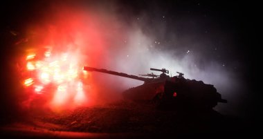 Savaş kavramı. Zırhlı Tank siluet aşağıda sisli yangın gökyüzü gece. Saldırı sahne. Oyuncak dekorasyon. Seçici odak