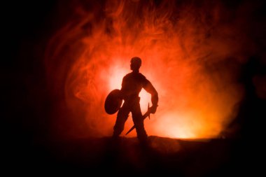 Ortaçağ savaş sahnesi. Koyu tonda sisli arka plan savaşçı silüeti. Gece sahne. Seçici odak