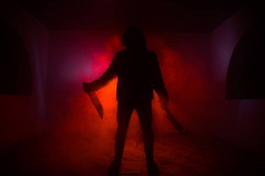 Tehlikeli bir kukuletalı adam karanlıkta duran ve büyük bıçak tutarak. Yüz görülemez. Suç kavramı yapılıyor