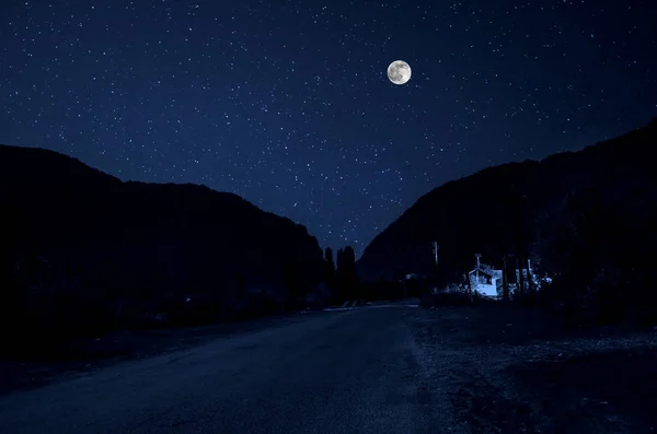 Hegyi Úton Keresztül Erdőben Egy Teljes Hold Éjszaka Festői Éjszaka — Stock Fotó