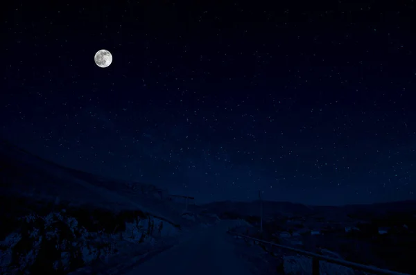 Hegyi Úton Keresztül Erdőben Egy Teljes Hold Éjszaka Festői Éjszaka — Stock Fotó
