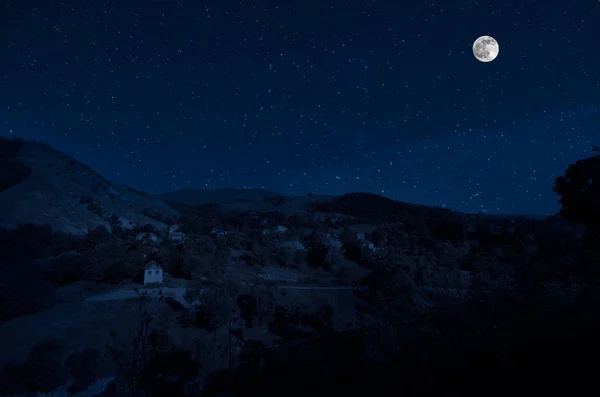 满月在废墟上的老格格建筑在晚上 美丽的夜景与满月 — 图库照片