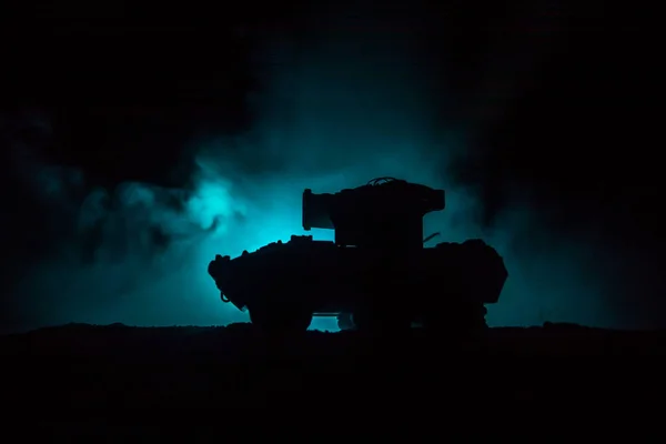 戦争の概念 装甲タンク シルエット下霧火夜空 攻撃シーン おもちゃの装飾 選択と集中 — ストック写真