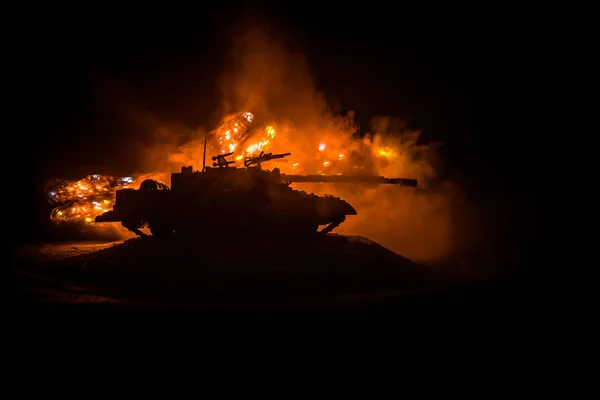 Concepto Guerra Silueta Tanque Blindado Debajo Del Cielo Fuego Niebla —  Fotos de Stock