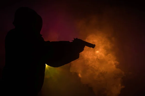 Silhouette Des Mannes Mit Pistole Bereit Zum Angriff Auf Dunkel — Stockfoto