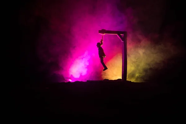 Horror Vista Silhouette Uomo Impiccato Sul Patibolo Notte Con Nebbia — Foto Stock