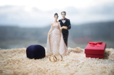 Sevgililer günü aşk kavramı. Evli çift kucaklayan, sevgi ve evlilik öncesi arka plan kavramı içinde birleştirmek heykelcik. Açık