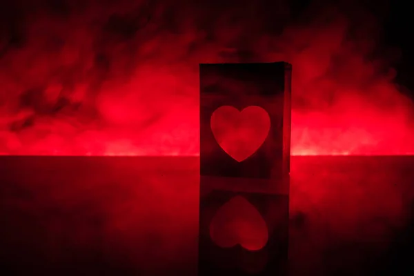 黑暗的桌子 情人节的概念和爱红色的形状心脏与 Bokeh 空的文本和放置产品与复制空间 模糊发光的心脏在黑暗的背景与反射 — 图库照片